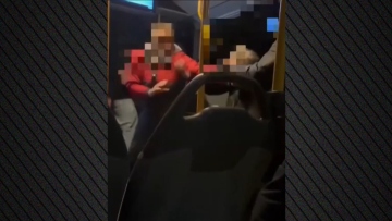 Επιβάτης επιτέθηκε σε νεαρή μέσα σε ΚΤΕΛ στη Θεσσαλονίκη και ο οδηγός τον κατέβασε από το λεωφορείο, δείτε βίντεο