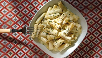 Οι μακαρονάδες των ’80s που ακόμα αγαπάμε να φτιάχνουμε