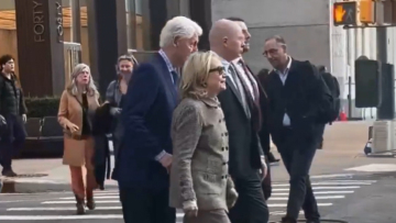 Μπιλ Κλίντον - Χίλαρι Κλίντον: Viral το βίντεο με τον πρώην πρόεδρο των ΗΠΑ να σπρώχνει τη σύζυγό του σε διάβαση πεζών στη Νέα Υόρκη