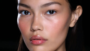 Το trick με το ρουζ για εφέ lifting στο πρόσωπο που έχει γίνει viral στο TikTok
