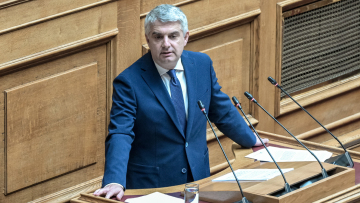 Ο Οδυσσέας Κωνσταντινόπουλος παραιτείται από βουλευτής μετά τη διαγραφή του, παραδίδει την έδρα στο ΠΑΣΟΚ