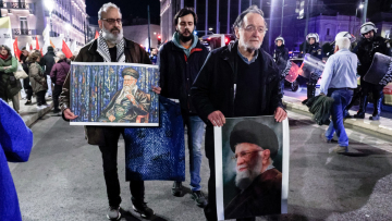 Ο φωτορεπόρτερ που απαθανάτισε τον Λαφαζάνη να διαδηλώνει με πορτρέτο του Χαμενεΐ ξεσπά: Μην ψάχνετε ΑΙ, είναι λυπηρό που πρέπει να αποδείξουμε τα αυτονόητα