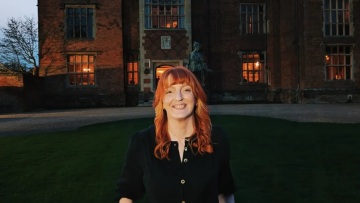 Πώς αισθάνεται μια γυναίκα που περιμένει τρία χρόνια για να δικαστεί η καταγγελία βιασμού που έχει κάνει;
