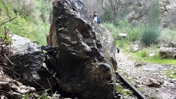Κατολισθήσεις βράχων στις ράγες του Οδοντωτού, δείτε εικόνες