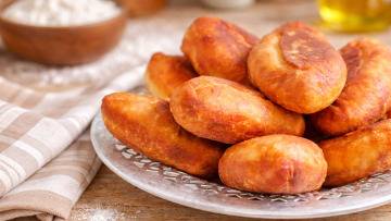 Μια ζύμη, άπειρα πιροσκί: Από το αγαπημένο με πατάτα έως το χορταστικό με κιμά