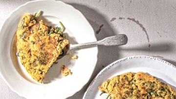 Πλαστός στο τηγάνι με τυρί, σπανάκι και ντομάτα