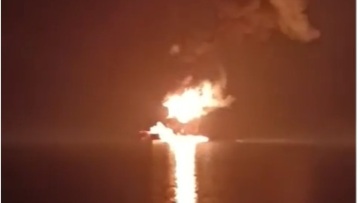 Τάνκερ έχει τυλιχθεί στις φλόγες από ιρανικό χτύπημα στο Στενό του Ορμούζ, δείτε βίντεο του protothema.gr