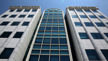 Στο «κόκκινο» παραμένει το Χρηματιστήριο Αθηνών σε συντονισμό με τις υπόλοιπες αγορές