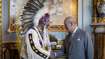 Ανήσυχος για το αυτονομιστικό κίνημα στην Αλμπέρτα του Καναδά δηλώνει ο Κάρολος μετά τη συνάντηση με αυτόχθονες
