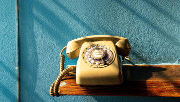 Αναλογική επικοινωνία: Γιατί οι γονείς επαναφέρουν τα σταθερά τηλέφωνα στην εποχή των smartphones