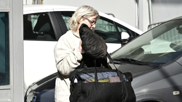 Στις φυλακές Θήβας οδηγείται η Ελένη Ζαρούλια: Η στιγμή της εξόδου από το ΑΤ Πεύκης, δείτε βίντεο