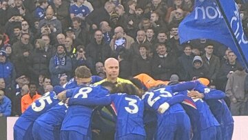 Βίντεο: Οι παίκτες της Τσέλσι «περικύκλωσαν» τον διαιτητή του αγώνα με τη Νιούκαστλ πριν τη σέντρα!