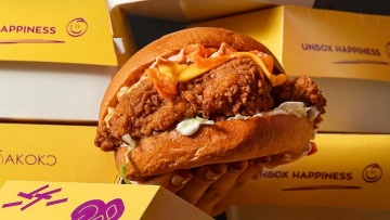 Akoko: Δοκιμάσαμε μπέργκερ με πραγματικό τηγανητό κοτόπουλο που δεν θυμίζει «βρόμικο φαγητό»