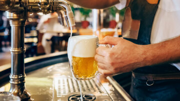 Ήπιε 3 λίτρα μπύρα στο διάλειμμα και απολύθηκε: Το δικαστήριο τον δικαίωσε με αποζημίωση 47.000 ευρώ