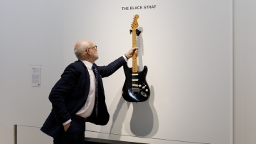 Η «Black Strat» του Ντέιβιντ Γκίλμορ έγινε η πιο ακριβή κιθάρα που πωλήθηκε ποτέ σε δημοπρασία