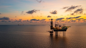 Fitch Ratings: Γιατί δεν φοβάται σημαντική αύξηση στην τιμή του πετρελαίου
