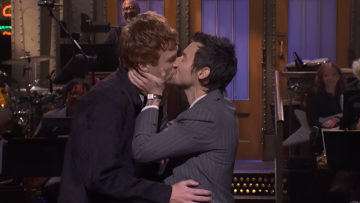 Ο Χάρι Στάιλς απάντησε στα σχόλια για τη σεξουαλικότητά του φιλώντας στο στόμα άντρα ηθοποιό κατά τη διάρκεια εκπομπής