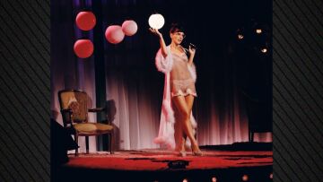 Η Λίλι Άλεν βγήκε στη σκηνή με μίνι σιθρού φόρεμα, εσώρουχα και πουπουλένια ρόμπα