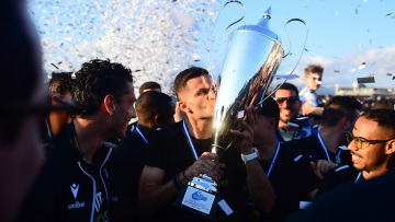 Καλαμάτα: Η απονομή στην πρωταθλήτρια «Μαύρη Θύελλα», το πάρτι παικτών και οπαδών στο γήπεδο και το πριμ 200.000 του Πρασσά στην ομάδα, δείτε βίντεο 