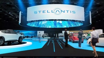 H Stellantis φλερτάρει με τους Κινέζους