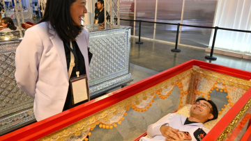 Στο Φεστιβάλ Θανάτου οι επισκέπτες ξαπλώνουν σε φέρετρα για να αντιμετωπίσουν τον φόβο του τέλους