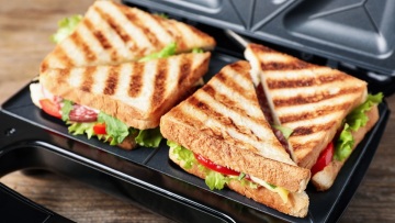 Πώς καθαρίζουμε σωστά την τοστιέρα – Πέντε tips που θα σας δώσουν τη λύση
