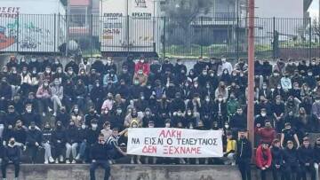 Συγκλονιστική εικόνα: Ο Κλεομένης που δολοφονήθηκε στα 20 του χρόνια, κρατούσε το πανό για τον Άλκη ως μαθητής στο Γυμνάσιο Συκεών