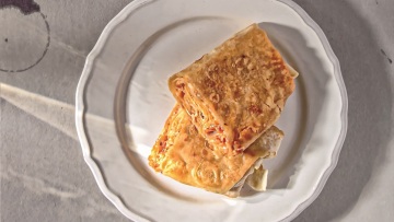 Πίτα με γιουφκά, μπέικον, τυριά και πάπρικα