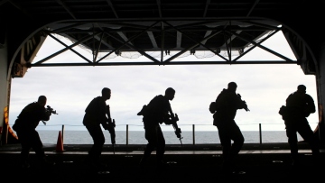 Γιατί στέλνει ο Τραμπ 2.500 Αμερικανούς πεζοναύτες στη Μέση Ανατολή: Ο κίνδυνος με τη ναρκοθέτηση στο Ορμούζ