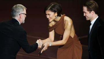 Η Ζεντάγια εμφανίστηκε με χρυσό δαχτυλίδι στα Όσκαρ μετά τις φήμες για τον μυστικό γάμο της
