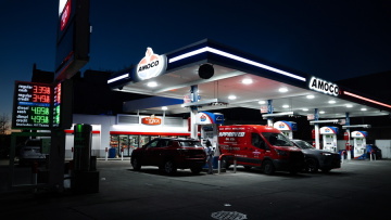 Το ράλι της τιμής στα καύσιμα αγγίζει και τις ΗΠΑ, ξεπέρασε τα $5/γαλόνι η μέση τιμή ντίζελ για πρώτη φορά από το 2022