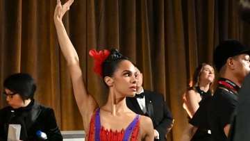  Η μπαλαρίνα που εντυπωσίασε στη σκηνή των Όσκαρ λίγους μήνες μετά την επέμβασή της ως απάντηση στον Τιμοτέ Σαλαμέ (βίντεο)