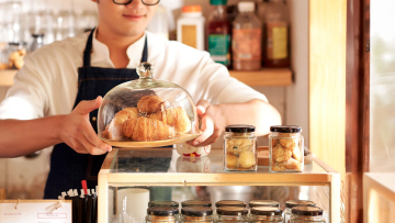 Με αυξήσεις 12% στους μισθούς η νέα κλαδική σύμβαση για 500.000 εργαζομένους σε εστιατόρια, μπαρ, καφετέριες, δείτε παραδείγματα