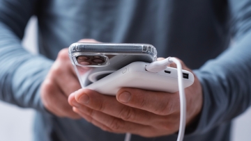 Γιατί τα κινητά δεν πωλούνται πια με φορτιστή
