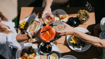 Το τέλος της δωρεάν παρέας και η μεγάλη αγορά της κοινωνικής απομόνωσης