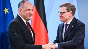 Γεραπετρίτης από Βερολίνο: Η Ελλάδα δεν θα εμπλακεί στον πόλεμο, η ΕΕ οφείλει να διαχειριστεί πρωτόγνωρες καταστάσεις