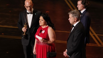 Όσκαρ 2026: Η σπαρακτική στιγμή όπου ανέβηκε στη σκηνή μια μητέρα που έχασε την κόρη της σε πυροβολισμούς (βίντεο)
