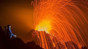 Λάβα από το ηφαίστειο Πιτόν ντε λα Φουρνέζ φτάνει στον ωκεανό στη Ρεϊνιόν μετά από 19 χρόνια, δείτε βίντεο 