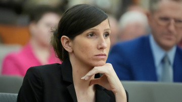 «Θλιμμένη» χήρα δηλητηρίασε τον άνδρα της για να... κληρονομήσει 4 εκατ. δολάρια και να το σκάσει με τον εραστή της, έγραψε και παιδικό βιβλίο για την απώλεια!
