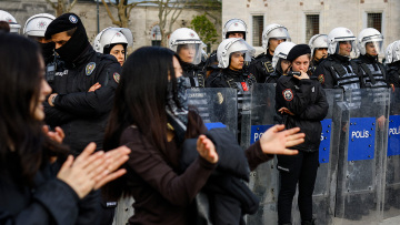  Ο αστυνομικός που στις διαδηλώσεις στο Γκεζί έριξε χημικά στη «γυναίκα με τα κόκκινα» καταδικάστηκε να φυτεύσει 300 δέντρα 