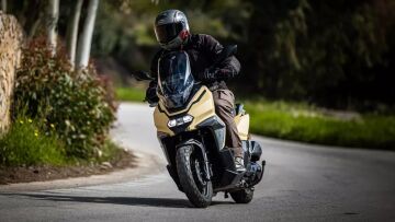 Δοκιμάζουμε το νέο προσιτό 125άρι scooter της UM Motorcycles - Πόσο κοστίζει;