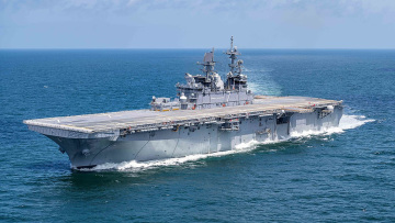 Ανοιχτά της Σιγκαπούρης και προς τη Μέση Ανατολή το αποβατικό πλοίο των ΗΠΑ USS Tripoli με χιλιάδες πεζοναύτες