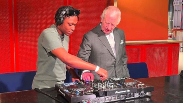 Ο βασιλιάς Κάρολος στα decks ως άλλος DJ,  «δεν είναι τόσο εύκολο όσο φαίνεται» είπε
