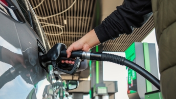 Ράλι τιμών σε καύσιμα και ρεύμα, πάνω από 2 ευρώ η βενζίνη, βαθιές ρωγμές στην Ευρώπη