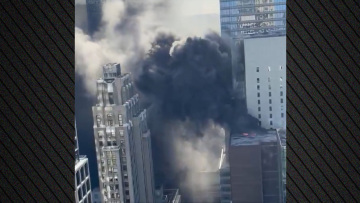 Φωτιά σε πολυώροφο κτίριο στο κέντρο του Μανχάταν, δείτε βίντεο