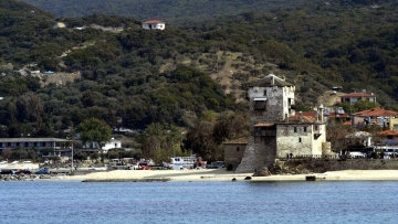 Μίνι λεωφορείο έπεσε στη θάλασσα στο λιμάνι της Δάφνης στο Άγιον Όρο, καλά στην υγεία του ο οδηγός
