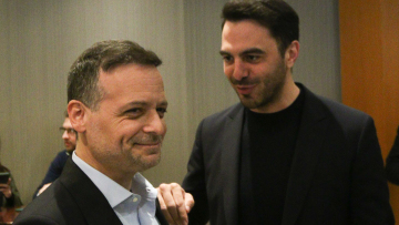 Άνω κάτω το ΠΑΣΟΚ: Η ανταλλαγή μηνυμάτων Δούκα και Χριστοδουλάκη, τα… τιμάρια και η τελευταία ομιλία του Κωνσταντινόπουλου στη Βουλή
