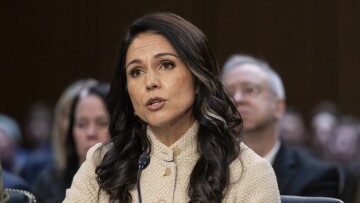 Ένταση σε ακρόαση της Γκάμπαρντ στη Γερουσία: Διφορούμενες θέσεις για την απειλή του Ιράν στη γραπτή και την προφορική τοποθέτηση
