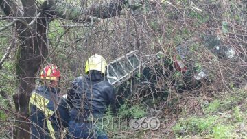 Αυτοκίνητο έπεσε σε γκρεμό και κατέληξε σε δέντρα στα Χανιά, απεγκλωβίστηκαν οι επιβάτες
