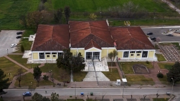 Σε αυτό το κτίριο θα γίνει η πολύκροτη δίκη για την τραγωδία των Τεμπών, δείτε βίντεο από drone